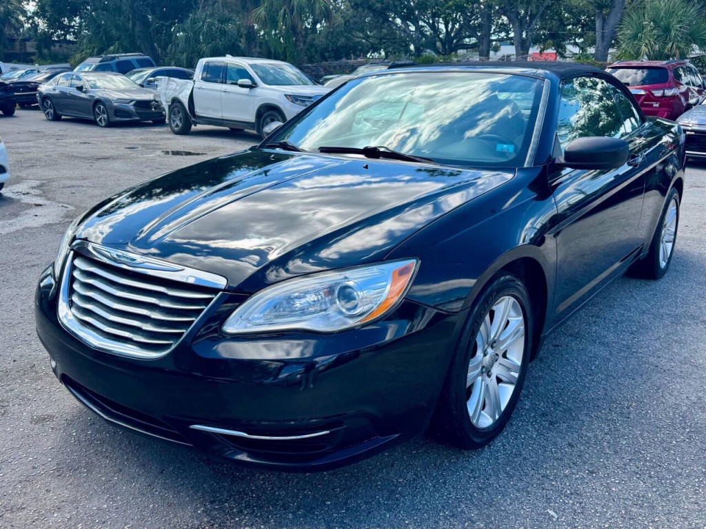 2012 Chrysler 200 Image 11