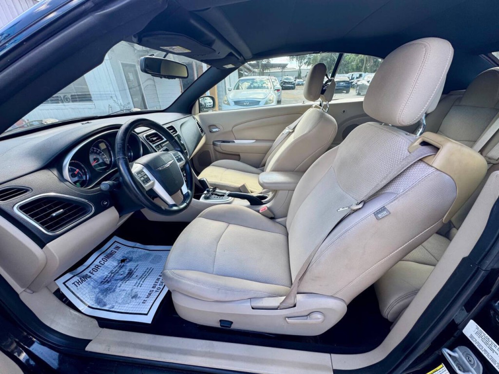 2012 Chrysler 200 Image 13