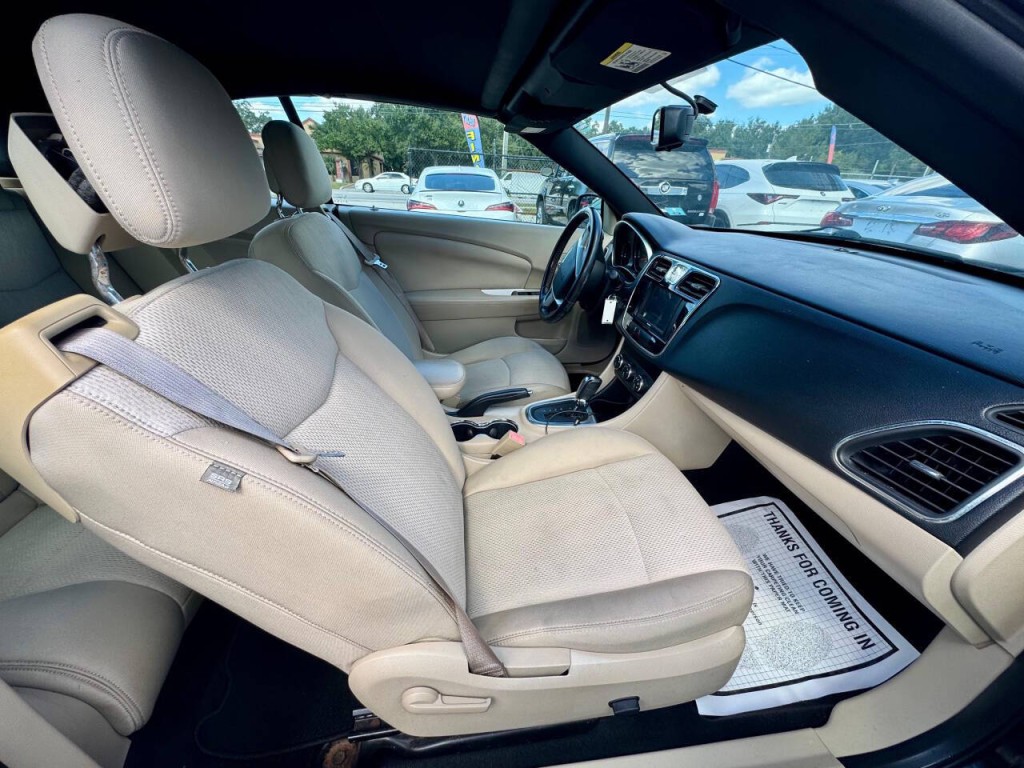 2012 Chrysler 200 Image 16