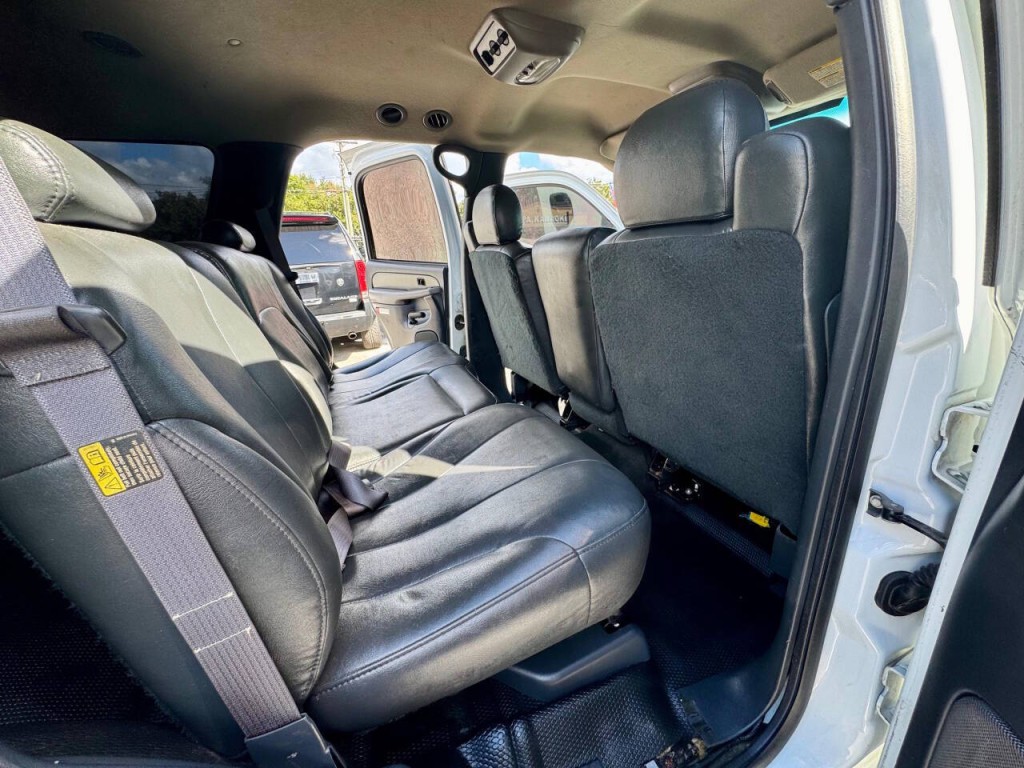2002 Chevrolet Tahoe Image 15