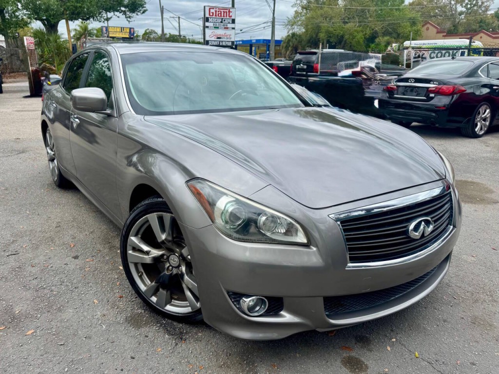 2012 INFINITI M56 Image 2