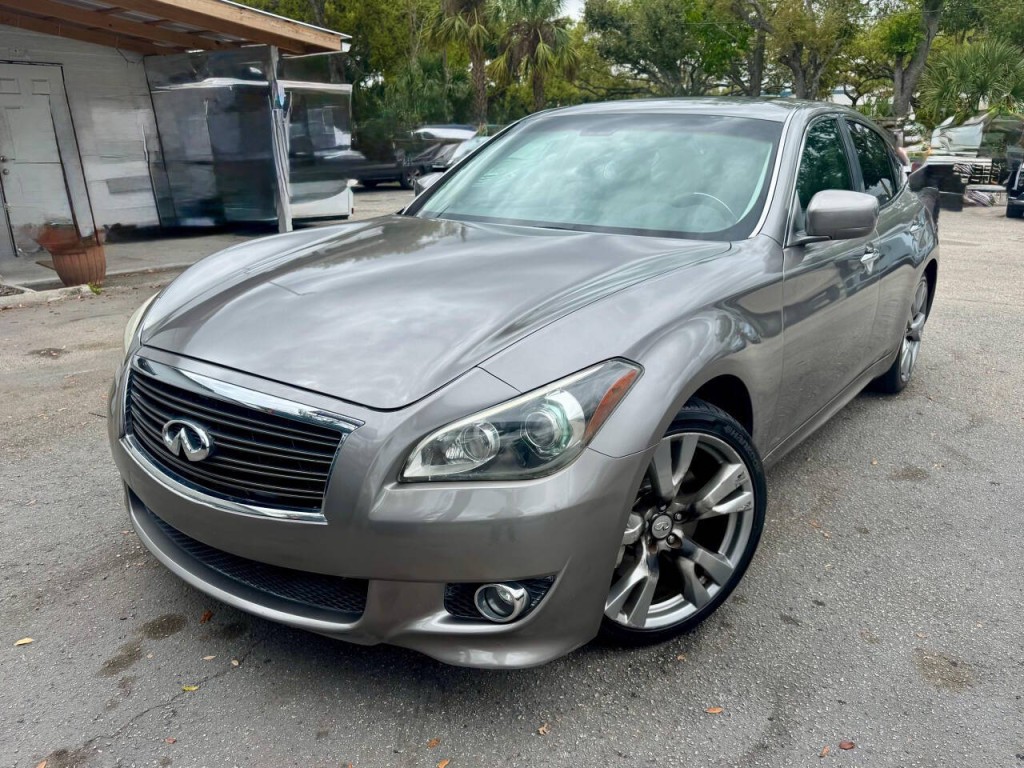 2012 INFINITI M56 Image 3