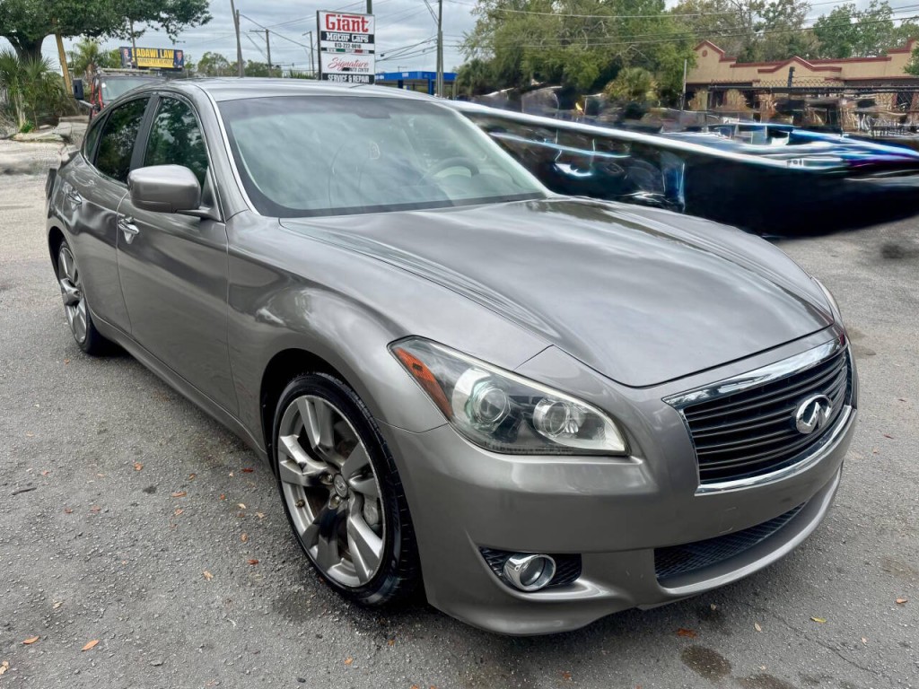 2012 INFINITI M56 Image 9