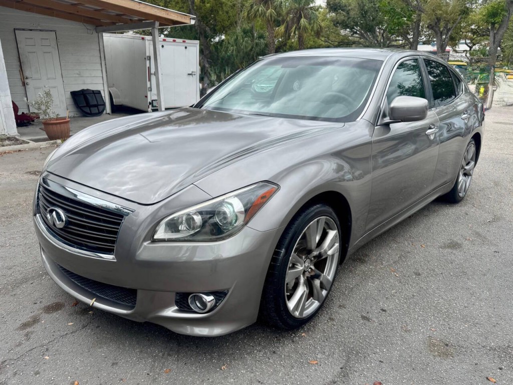 2012 INFINITI M56 Image 10