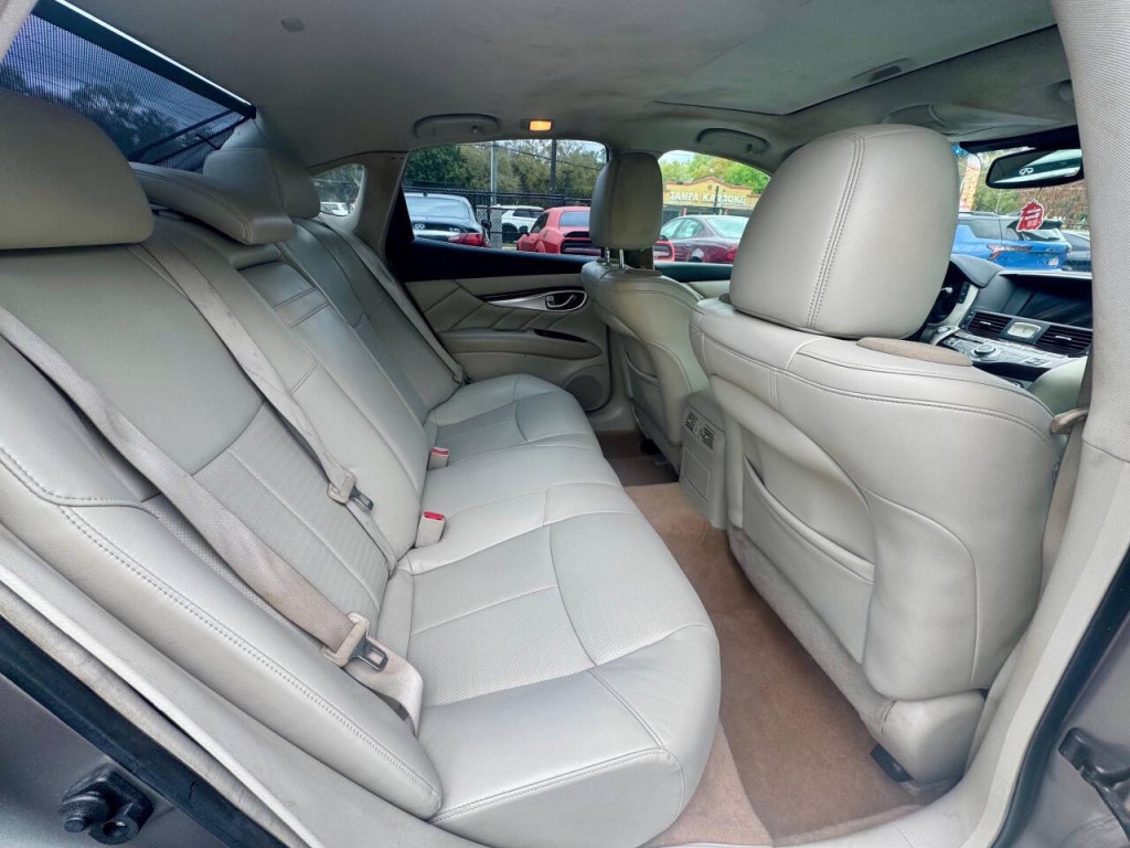2012 INFINITI M56 Image 15
