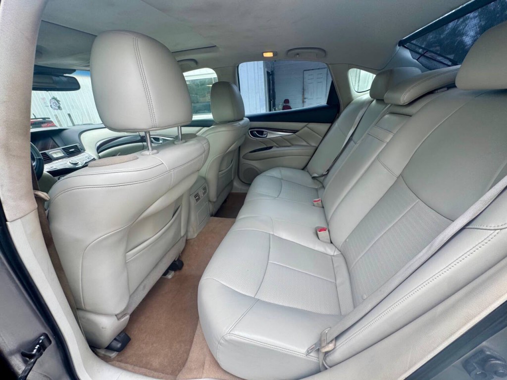 2012 INFINITI M56 Image 16
