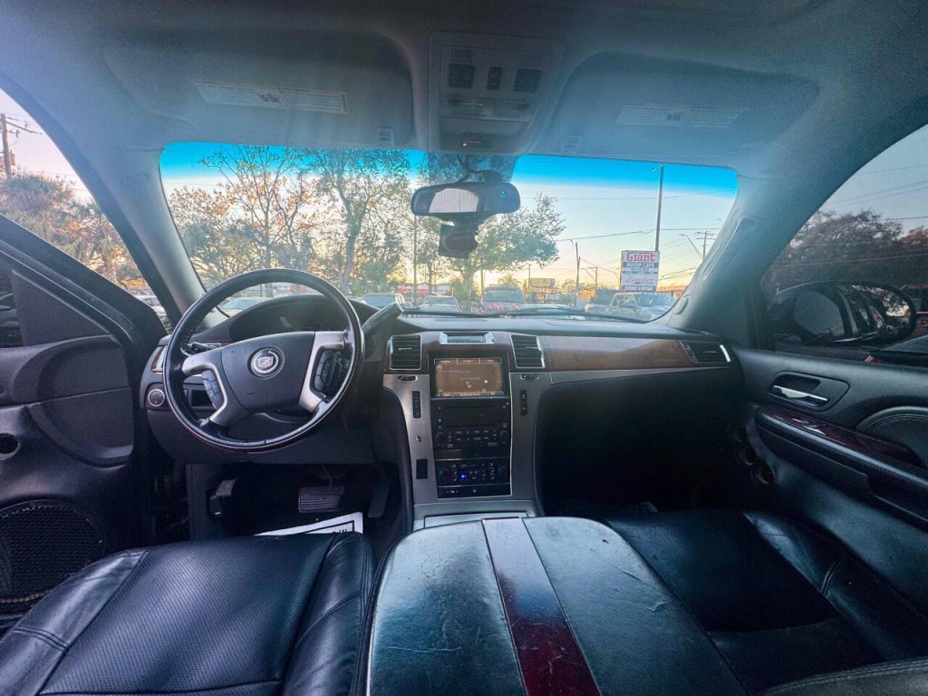 2008 Cadillac Escalade Image 17
