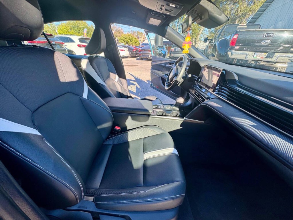 2025 Toyota Camry Image 17