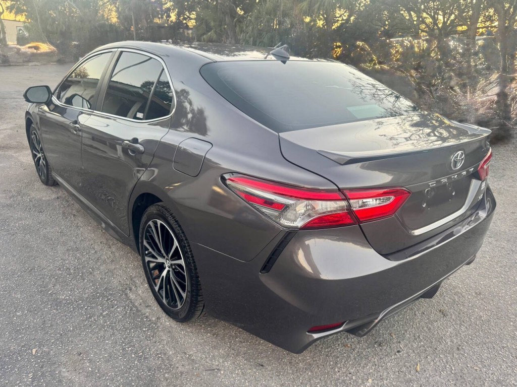 2019 Toyota Camry Image 3