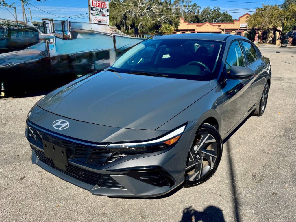 2025 Hyundai Elantra Image 2