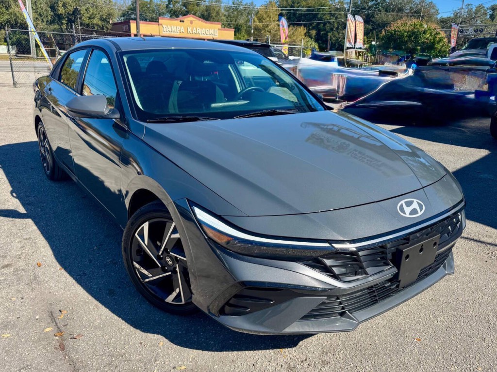 2025 Hyundai Elantra Image 3