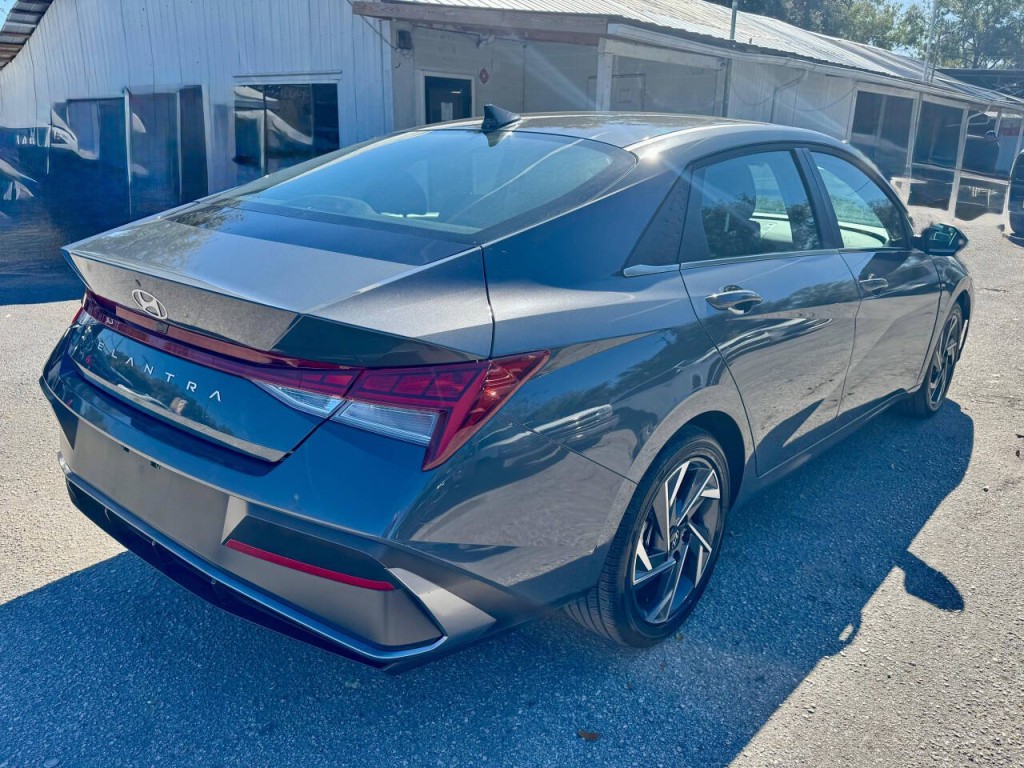 2025 Hyundai Elantra Image 5