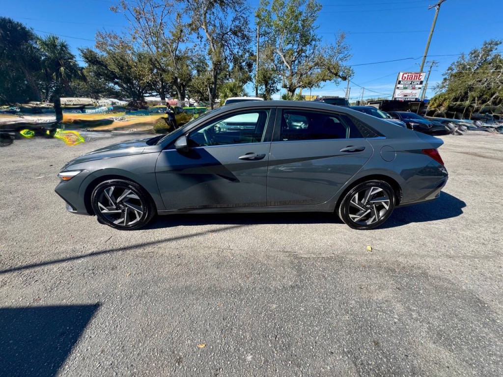 2025 Hyundai Elantra Image 6