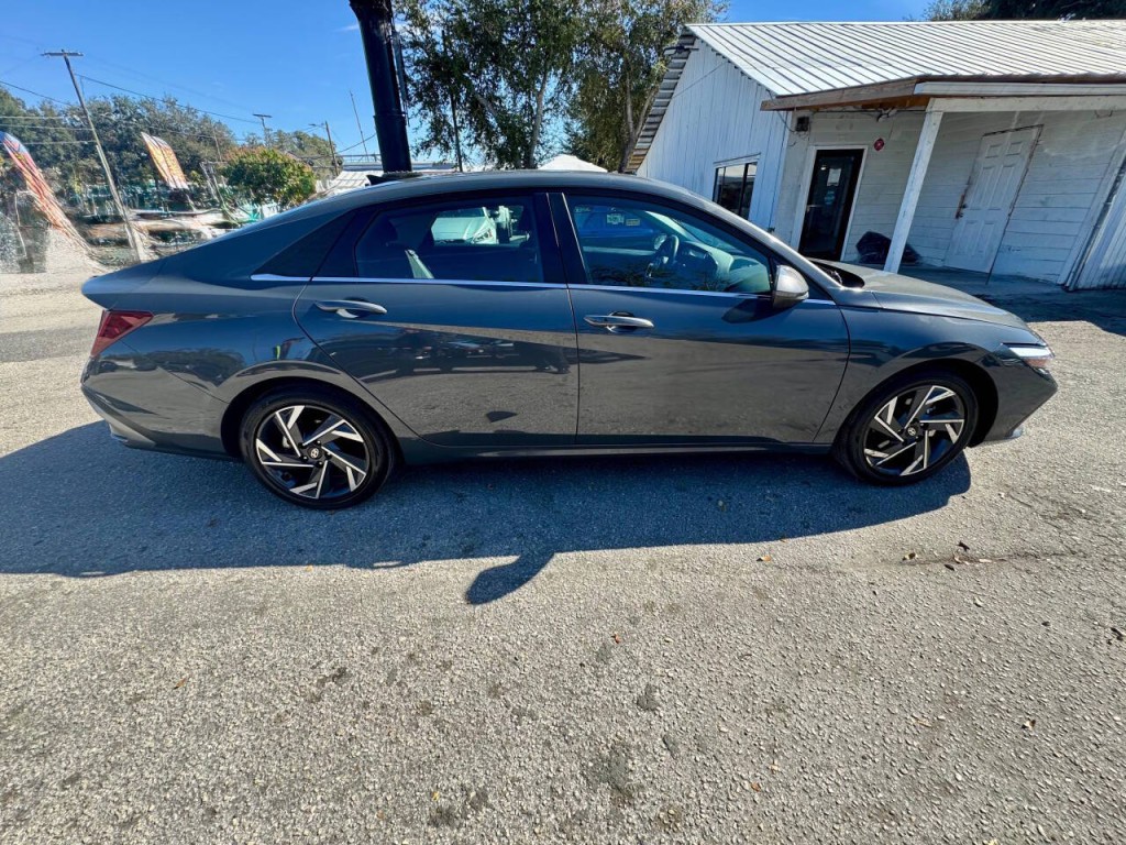 2025 Hyundai Elantra Image 7