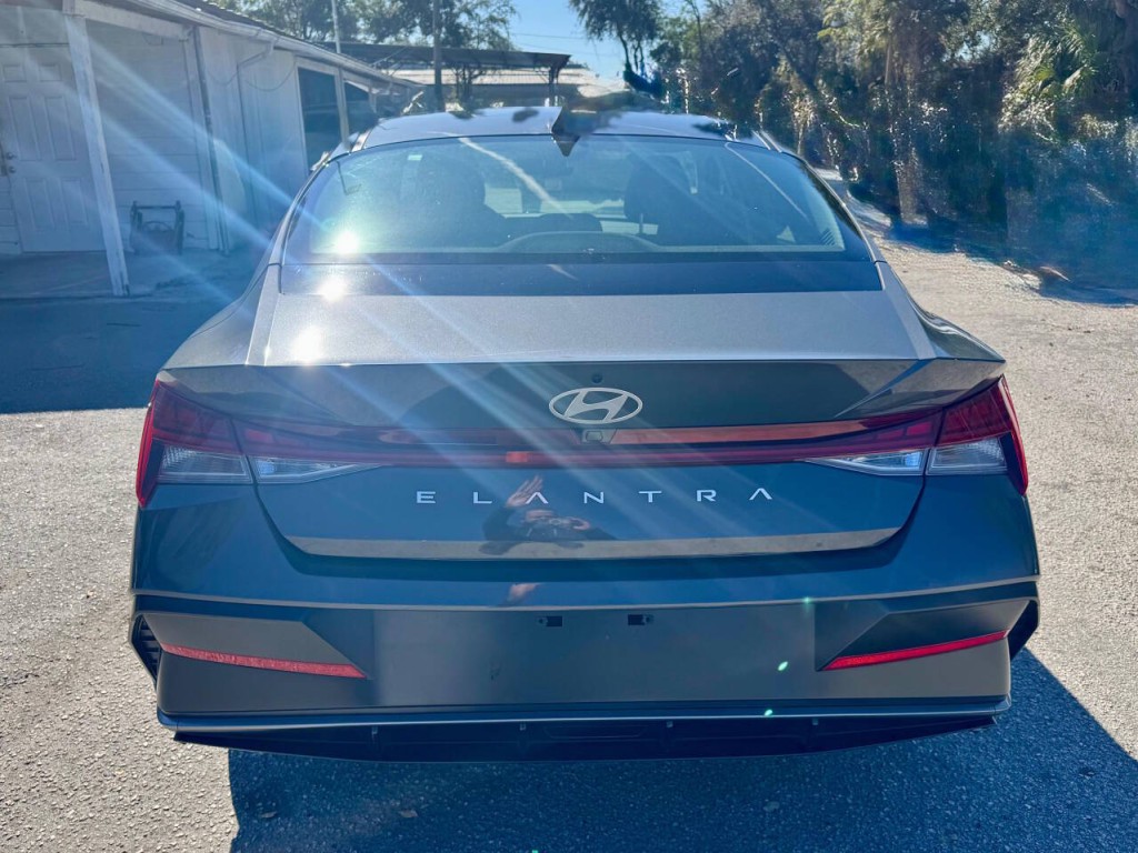 2025 Hyundai Elantra Image 9