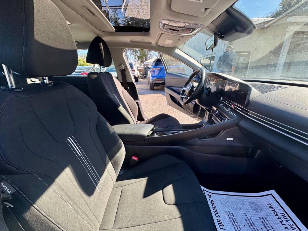 2025 Hyundai Elantra Image 15