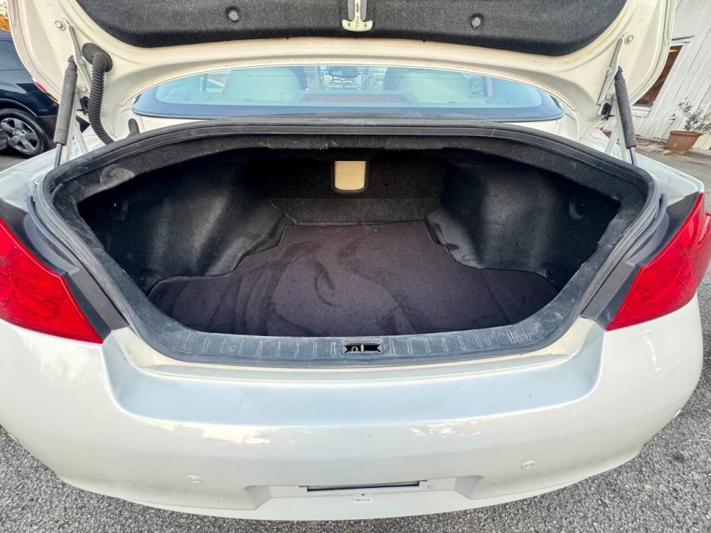 2010 INFINITI G37 Image 12