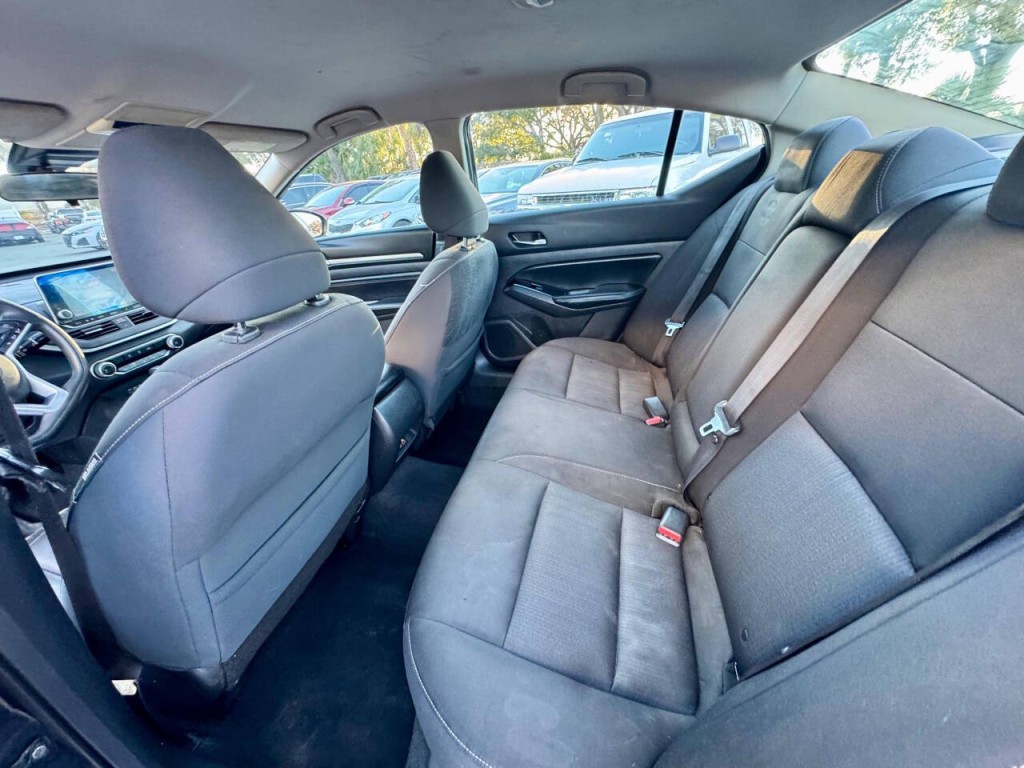 2021 Nissan Altima Image 15