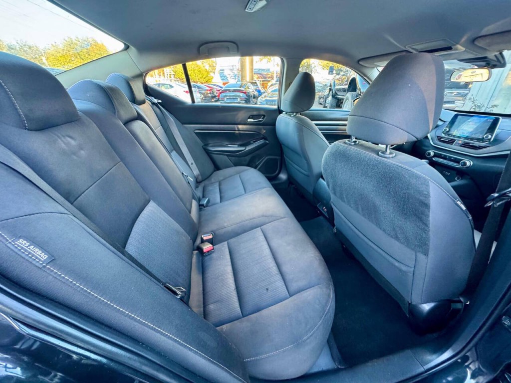 2021 Nissan Altima Image 17