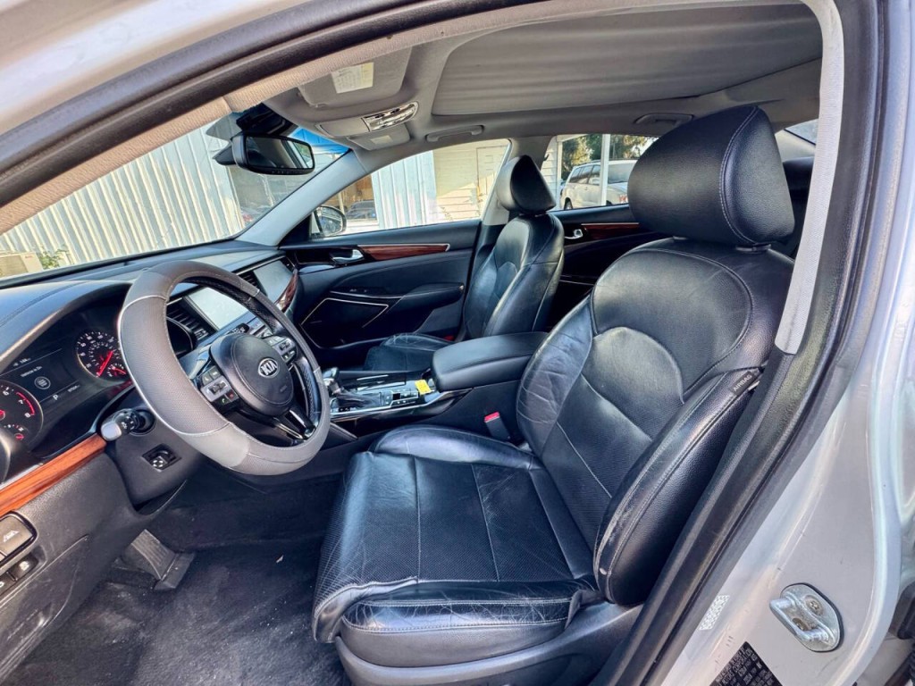 2017 Kia Cadenza Image 12