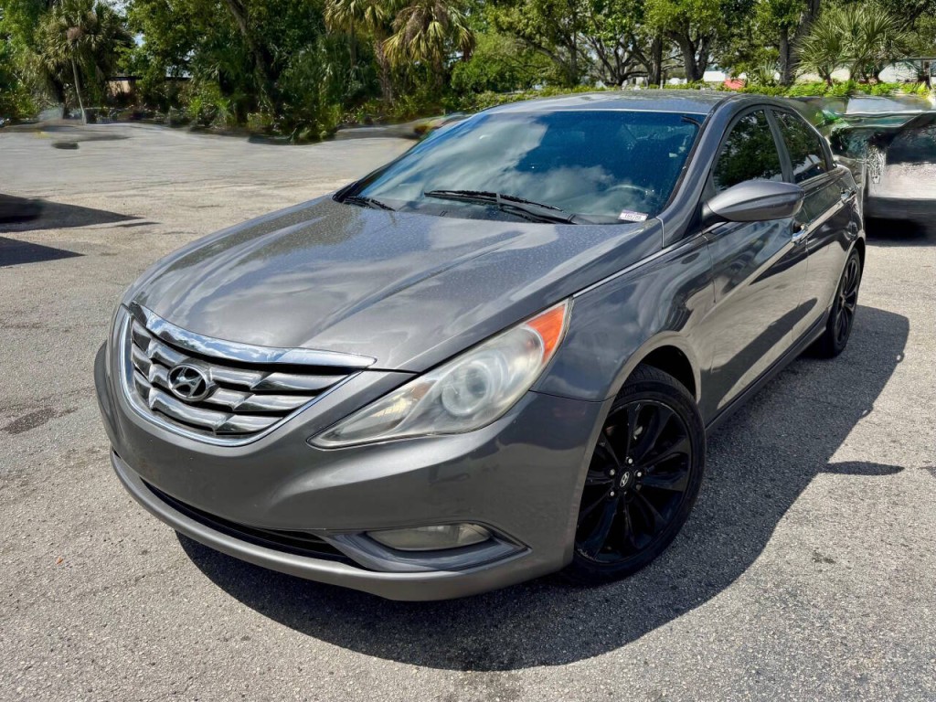 2011 Hyundai Sonata Image 2