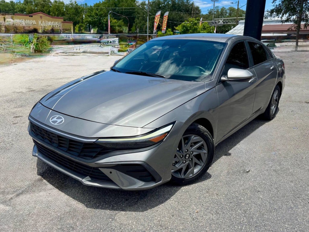 2024 Hyundai Elantra Image 2