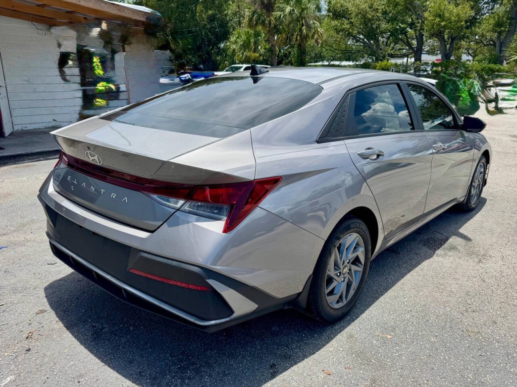 2024 Hyundai Elantra Image 3