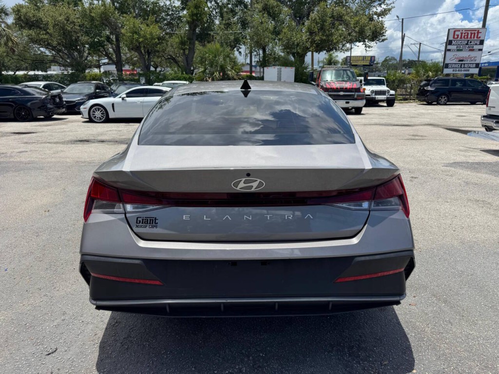 2024 Hyundai Elantra Image 9