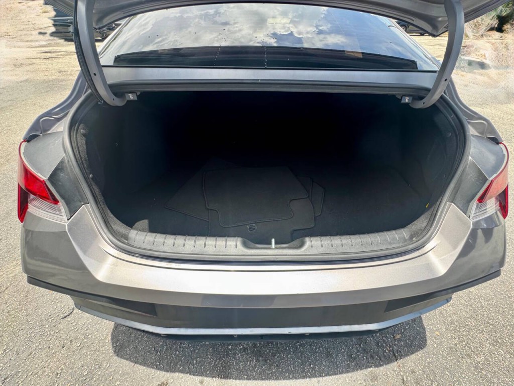 2024 Hyundai Elantra Image 12