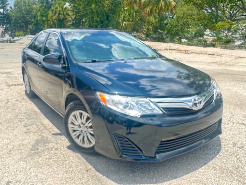2013 Toyota Camry Image 2
