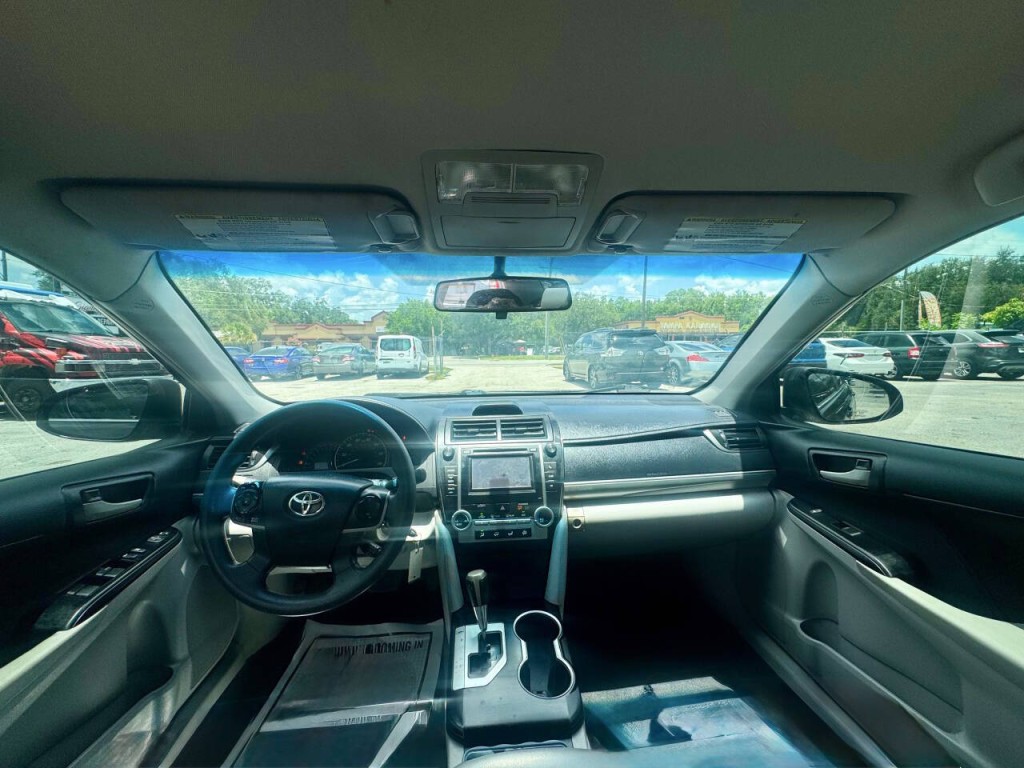 2013 Toyota Camry Image 16