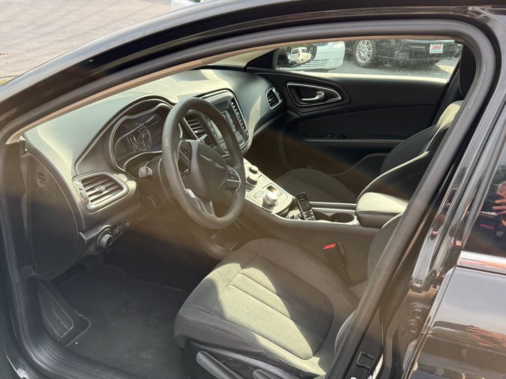 2016 Chrysler 200 Image 7