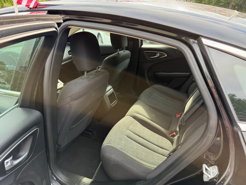 2016 Chrysler 200 Image 8