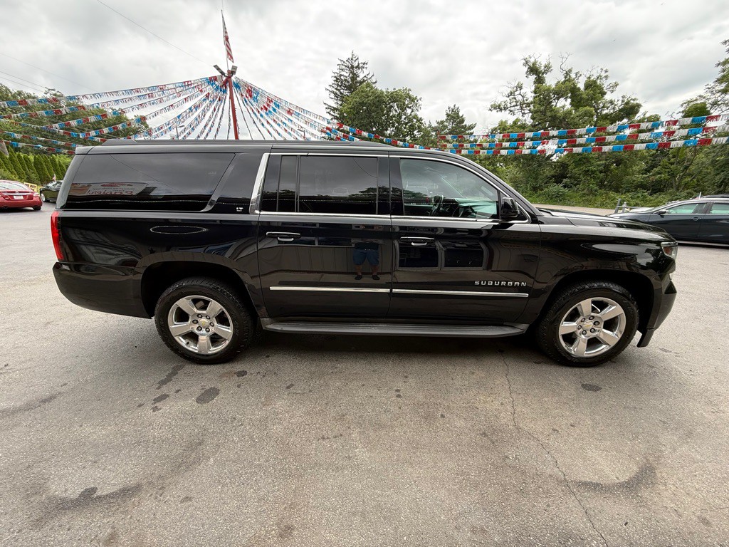 2016 Chevrolet Suburban Image 2
