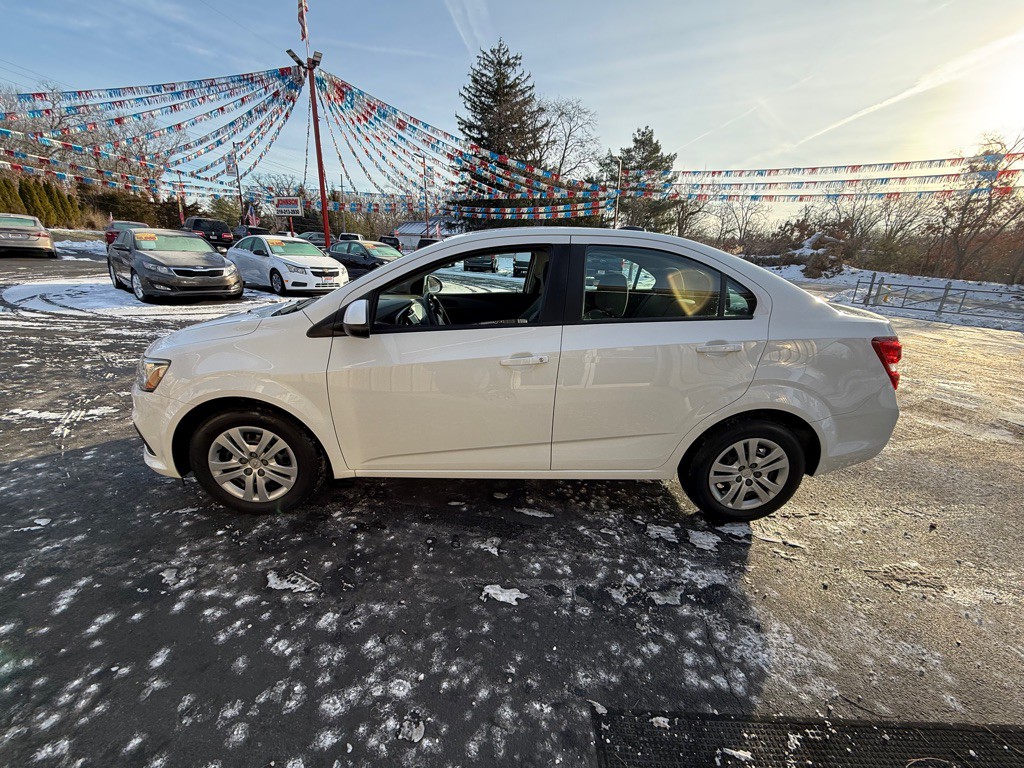 2017 Chevrolet Sonic Image 5