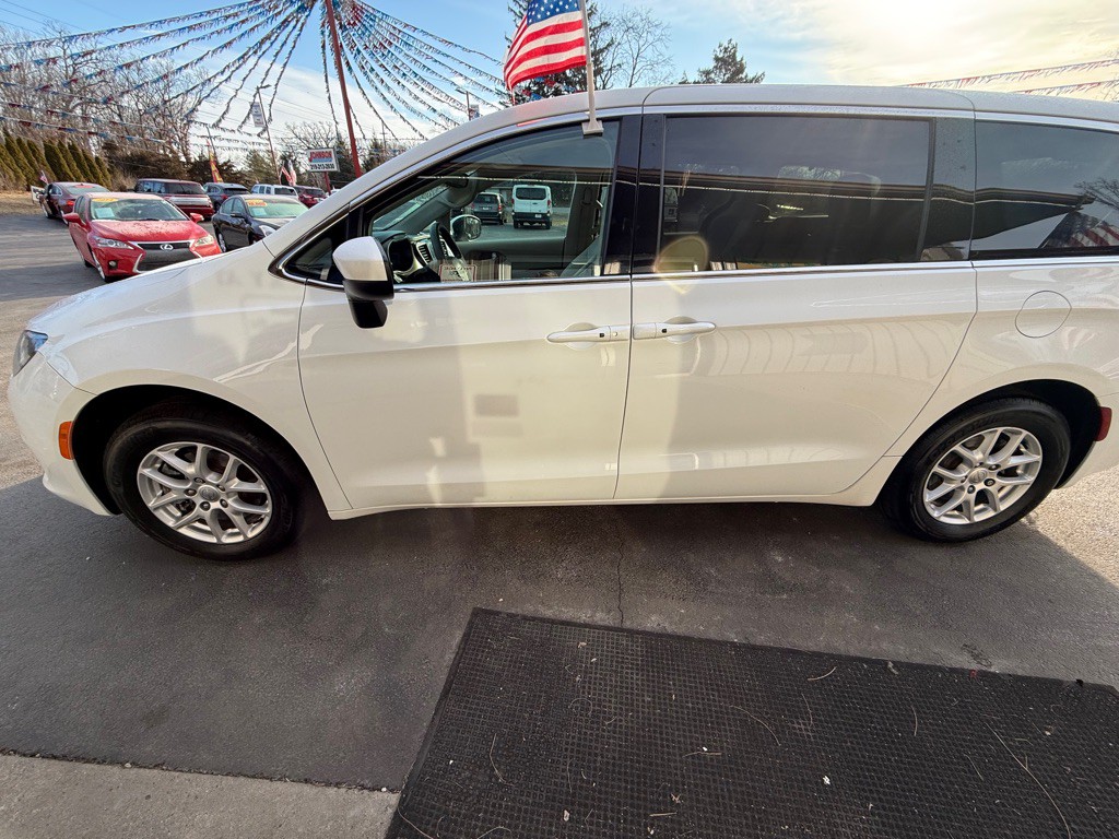 2017 Chrysler Pacifica Image 5