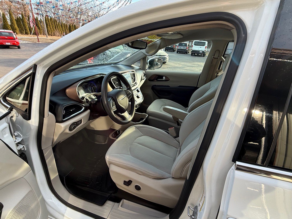 2017 Chrysler Pacifica Image 7