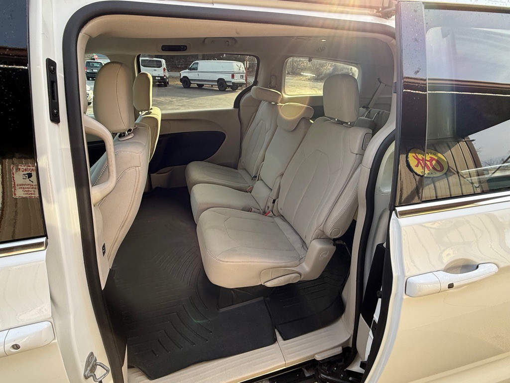 2017 Chrysler Pacifica Image 8