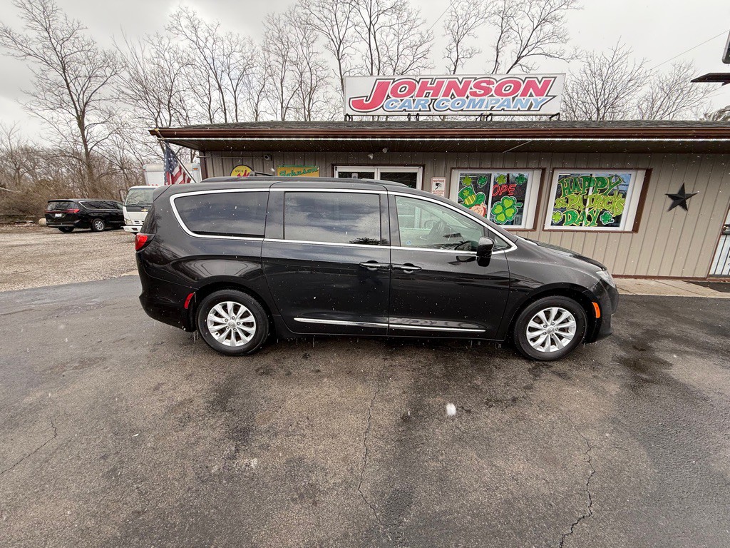 2017 Chrysler Pacifica Image 2