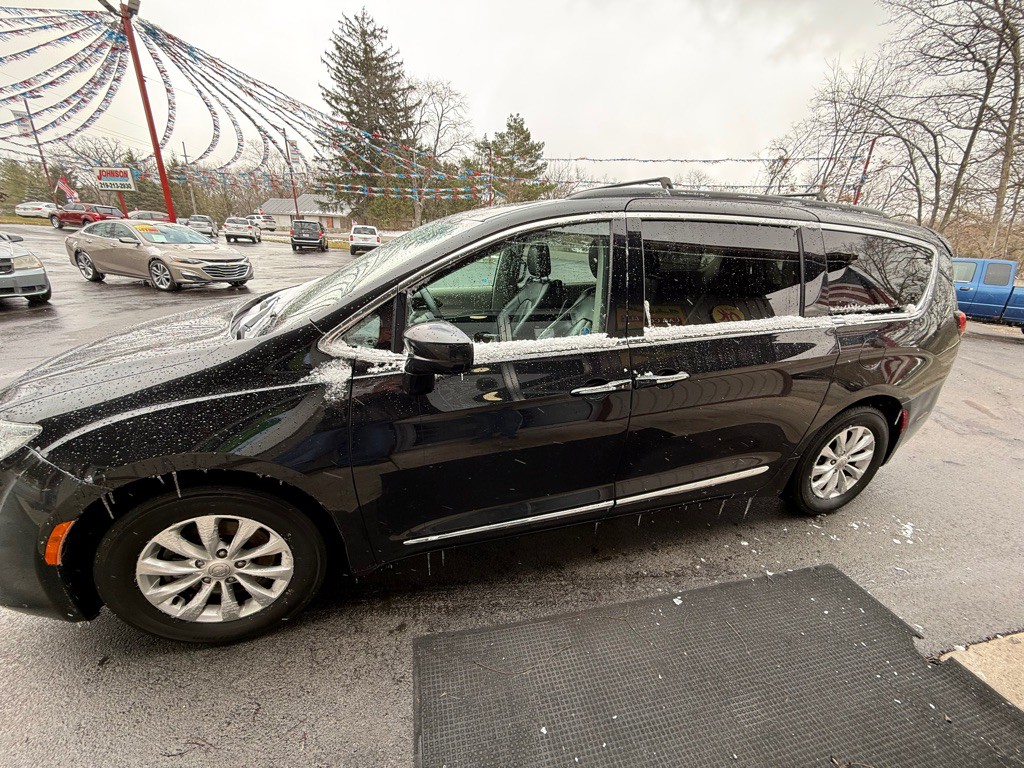 2017 Chrysler Pacifica Image 5