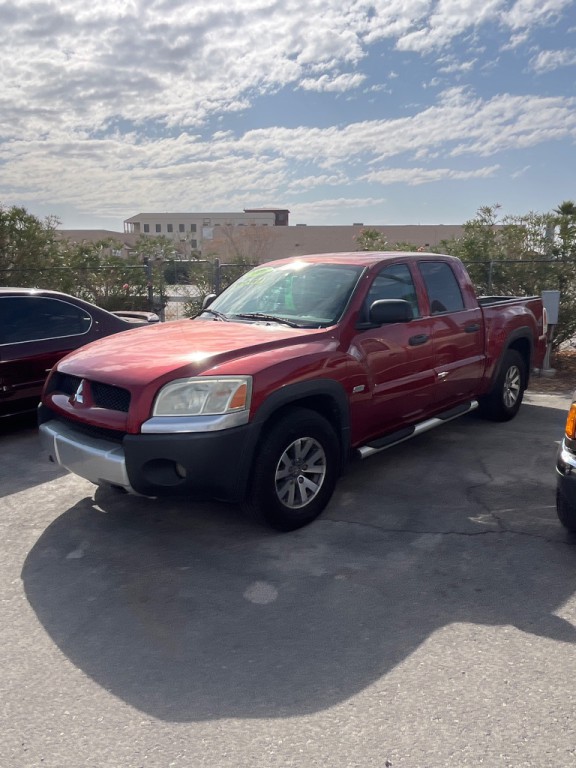 2006 Mitsubishi Raider Image 2