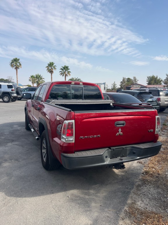 2006 Mitsubishi Raider Image 5