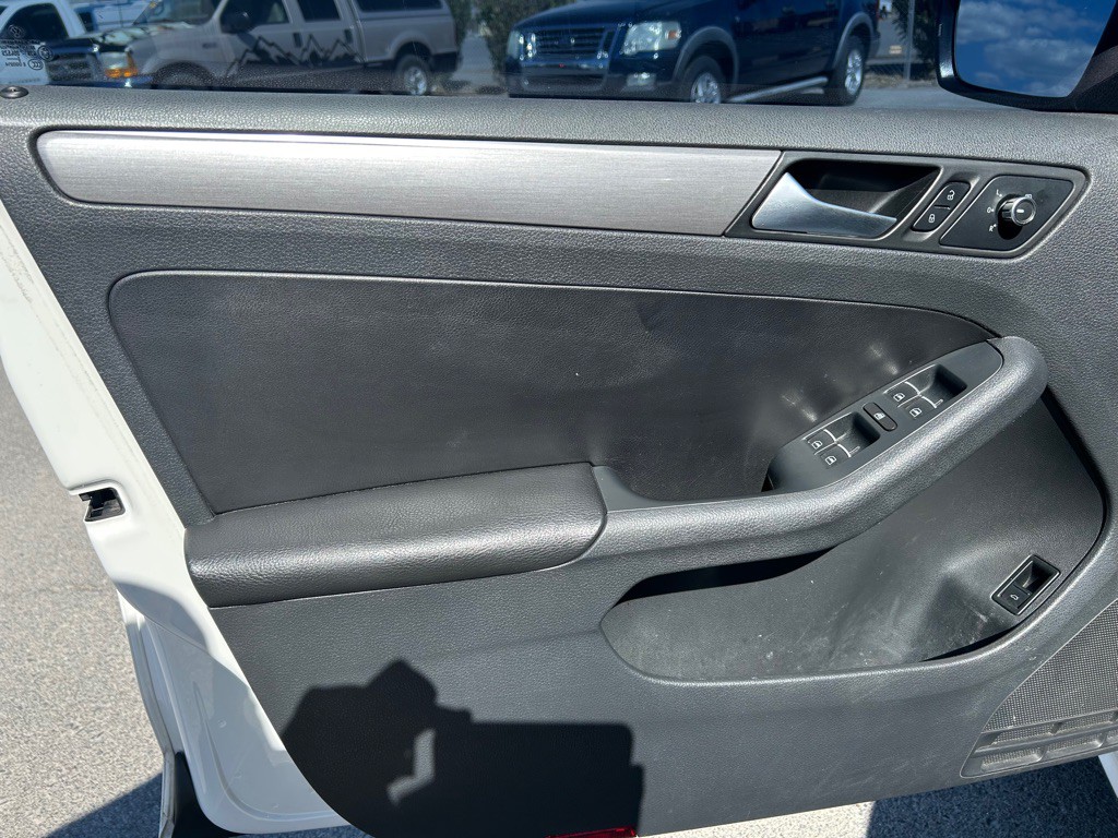 2013 Volkswagen Jetta Image 16