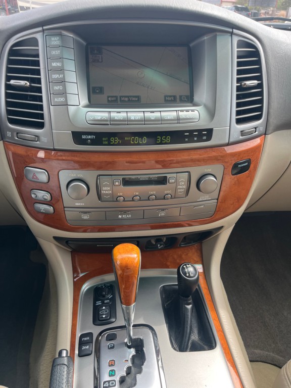 2004 Lexus LX Image 7