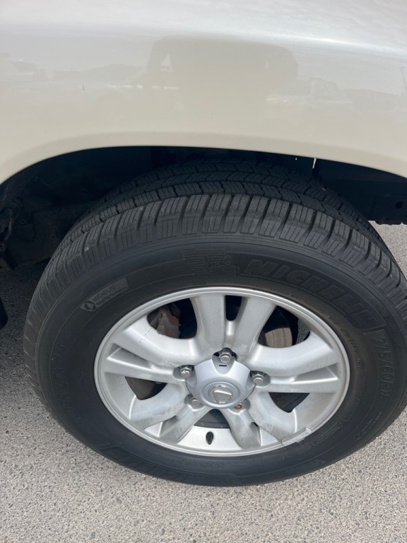 2004 Lexus LX Image 16