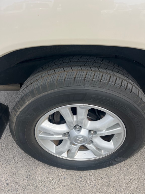 2004 Lexus LX Image 17