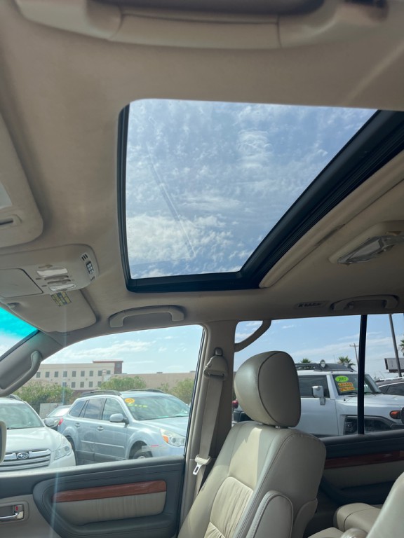 2004 Lexus LX Image 18