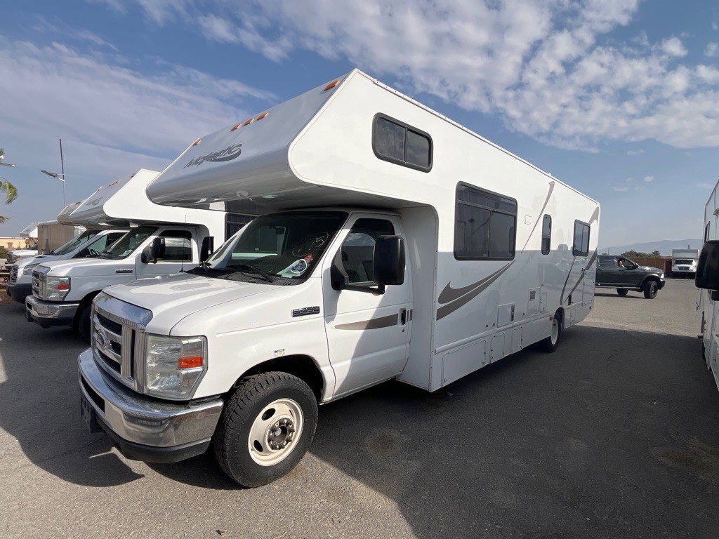 2016 Ford Econoline Image 1