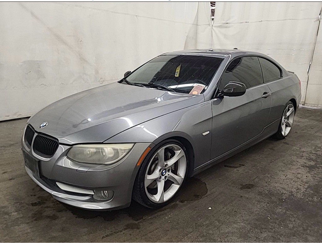 2011 BMW 3 Series Image 1