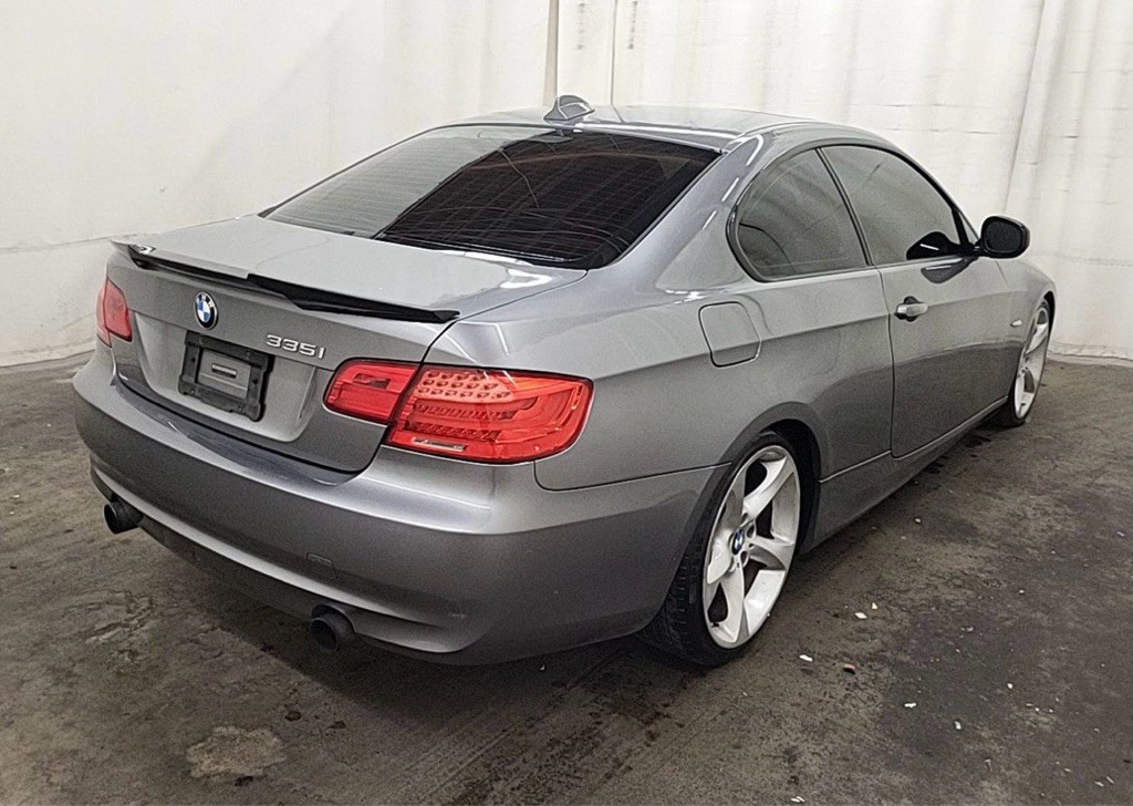 2011 BMW 3 Series Image 2